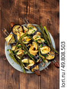 Yummy grilled Tilapia. BBQ fish skewers with vegetables. Fish and vegetable kebabs.. Grilled fish kebabs on wooden surface. Стоковое фото, агентство Ingram Publishing / Фотобанк Лори