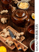 Tea with fresh ginger root, honey and lemon. Herbal medicine.. Natural medicinal tea with ginger. Стоковое фото, агентство Ingram Publishing / Фотобанк Лори