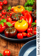 Assorted heirloom tomatoes on a rustic wooden table. Ripe tomatoes on rustic wooden background. Стоковое фото, агентство Ingram Publishing / Фотобанк Лори
