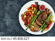 Grilled duck breast seasoned with spices and roasted vegetables and asparagus, concept of healthy food and barbecue.. Sliced baked duck breast, barbecue. Стоковое фото, агентство Ingram Publishing / Фотобанк Лори