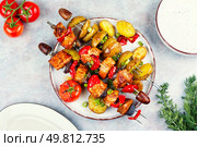 Metal skewers with delicious meat and potatoes. Tasty and colorful meat skewers with peppers and onions. Flat lay.. Grilled meat skewers with potatoes. Стоковое фото, агентство Ingram Publishing / Фотобанк Лори