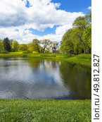 TSARSKOE SELO, PUSHKIN, SAINT PETERSBURG, RUSSIA - May 21, 2025: View from the shore of the large pond to the historic pavilion Cameron Gallery of 1785 in Catherine Park on a sunny spring day. Редакционное фото, фотограф Виктория Катьянова / Фотобанк Лори