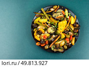 Grilled vegetables platter, roasted eggplants, potatoes, mushrooms and green asparagus. Copy space.. Oven baked vegetables. Стоковое фото, агентство Ingram Publishing / Фотобанк Лори
