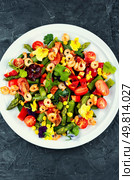 Fresh prawn salad with mixed vegetables, shrimp, red caviar, decorated with edible flowers.. Shrimp Salad Bowl with Fresh Greens and Vegetables. Стоковое фото, агентство Ingram Publishing / Фотобанк Лори