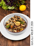 Fried mushrooms with lemon, garlic and parsley. Low-calorie food.. Beautiful roasted champignon mushrooms. Стоковое фото, агентство Ingram Publishing / Фотобанк Лори