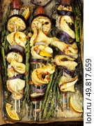 Grilled kebabs with vegetables, asparagus and fish. Food photography.. Fish kebabs with veggies on skewers. Стоковое фото, агентство Ingram Publishing / Фотобанк Лори