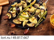 Grilled fish kebabs with vegetables on skewers, BBQ fish served on a plate.. BBQ Fish and Vegetable Kabobs. Стоковое фото, агентство Ingram Publishing / Фотобанк Лори