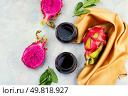 Pitaya Juice. Dragon Fruit Juice with Dragon Fruit, Fresh Juices.. Glass of dragon fruit juice. Стоковое фото, агентство Ingram Publishing / Фотобанк Лори