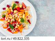 Food photo of prawn salad with fresh fruits on plate. Healthy food or diet concept. Copy space.. A vibrant shrimp salad featuring tropical fruits. Стоковое фото, агентство Ingram Publishing / Фотобанк Лори
