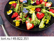 A colorful vegetable salad with fresh strawberries, asparagus, and broccoli.. A refreshing asparagus salad with strawberries. Стоковое фото, агентство Ingram Publishing / Фотобанк Лори