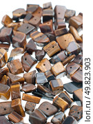 Tiger eye gravel necklace and bracelet beads background isolated on white background. Стоковое фото, агентство Ingram Publishing / Фотобанк Лори