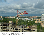 Russia, Mytishchi, June 15, 2025. Construction tower crane at work in the city on a sunny summer day. Стоковое фото, фотограф Соболева Наталия / Фотобанк Лори