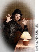 attractive girl makes magic trick. Стоковое фото, агентство Ingram Publishing / Фотобанк Лори
