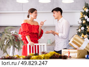 Conflict of a married couple during Christmas holiday - husband and wife yell at each other. Стоковое фото, фотограф Яков Филимонов / Фотобанк Лори