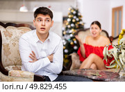 Quarrel of wife and husband during christmas celebration. Стоковое фото, фотограф Яков Филимонов / Фотобанк Лори