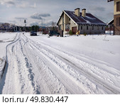Заснеженная нечищенная дорога в коттеджном посёлке. Snow covered, uncleared road in a siberian cottage village after Spring snowfall. Редакционное фото, фотограф Сергей Пристяжнюк (Serg Zastavkin) / Фотобанк Лори