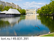 Чистые пруды в солнечный весенний день. Москва. Россия. Редакционное фото, фотограф E. O. / Фотобанк Лори