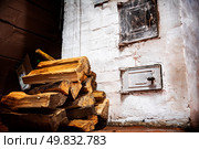 Наколотые дрова возле печи, firewood near the old stove of a village house. Стоковое фото, фотограф Алексей / Фотобанк Лори