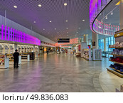 Международный аэропорт Домодедово имени М.В. Ломоносов. Торговая зона Duty Free Domodedovo. Редакционное фото, фотограф Мила Демидова / Фотобанк Лори