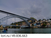 Famous steel bridge Ponte dom Luis above connects Old town Porto with Vila Nova de Gaia at river Duoro, Portugal. Стоковое фото, агентство Ingram Publishing / Фотобанк Лори
