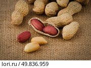 Peanuts on old raffia background. Стоковое фото, агентство Ingram Publishing / Фотобанк Лори