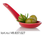 Olives on ceramic spoon with basil and olive oil. Стоковое фото, агентство Ingram Publishing / Фотобанк Лори