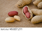 Peanuts on old raffia background. Стоковое фото, агентство Ingram Publishing / Фотобанк Лори