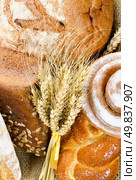 An assortment of bakery fresh breads. Sourdough, bun, challah, bagel. Стоковое фото, агентство Ingram Publishing / Фотобанк Лори