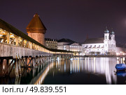 Famous wooden Chapel bridge foot walkway in Lucerne, Switzerland. Стоковое фото, агентство Ingram Publishing / Фотобанк Лори