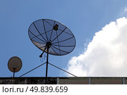 big and small satellite dish on the building. Стоковое фото, агентство Ingram Publishing / Фотобанк Лори