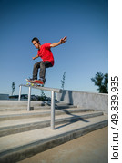 Skateboarder on a grind at the local skatepark. Стоковое фото, агентство Ingram Publishing / Фотобанк Лори
