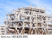 Assembling of liquefied natural gas Refinery Factory with LNG storage tank using for Oil and gas industry background. Стоковое фото, агентство Ingram Publishing / Фотобанк Лори
