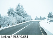 Mountain road with white snow. Стоковое фото, агентство Ingram Publishing / Фотобанк Лори