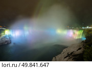 Illumination light of Horseshoe Falls as viewed from Table Rock in Queen Victoria Park in Niagara Falls at night, Ontario, Canada. Стоковое фото, агентство Ingram Publishing / Фотобанк Лори
