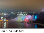 Illumination light of american Falls as viewed from Table Rock in Queen Victoria Park in Niagara Falls at night, Ontario, Canada. Стоковое фото, агентство Ingram Publishing / Фотобанк Лори