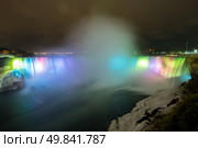 Illumination light of Horseshoe Falls as viewed from Table Rock in Queen Victoria Park in Niagara Falls at night, Ontario, Canada. Стоковое фото, агентство Ingram Publishing / Фотобанк Лори