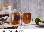 Earl Grey tea with bergamot in cups and teapot on table. Стоковое фото, фотограф Елена Руй / Фотобанк Лори