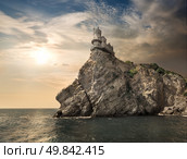Rocks in the sea under cloudy sky. Стоковое фото, агентство Ingram Publishing / Фотобанк Лори