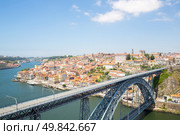 Dom Luiz bridge in Porto Cityscape Portugal. Стоковое фото, агентство Ingram Publishing / Фотобанк Лори
