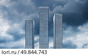 Три небоскрёба на фоне облачного неба, жилой комплекс Wellton Towers в Москве. Стоковое фото, фотограф Павел Авакумов / Фотобанк Лори