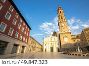 Zaragoza Cathedral with bell tower Spain. Стоковое фото, агентство Ingram Publishing / Фотобанк Лори