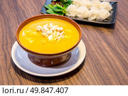 thai styled Curry crab with noodle. Стоковое фото, агентство Ingram Publishing / Фотобанк Лори