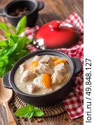 Meat in sauce with vegetables. Стоковое фото, агентство Ingram Publishing / Фотобанк Лори