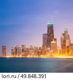 Panorama shot of Chicago downtown and Lake Michigan at dusk. Стоковое фото, агентство Ingram Publishing / Фотобанк Лори