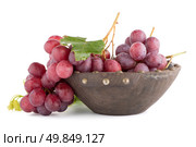 Fresh red grapes in wood bown isolated on white background. Стоковое фото, агентство Ingram Publishing / Фотобанк Лори