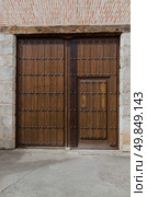 Old wooden entrance door in Valladolid, "Castilla y Leon", Spain. Стоковое фото, агентство Ingram Publishing / Фотобанк Лори