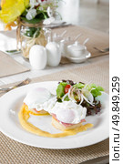 Eggs Benedict- toasted English muffins, ham, poached eggs, and delicious buttery hollandaise sauce for breakfast. Стоковое фото, агентство Ingram Publishing / Фотобанк Лори