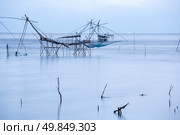 Yor Building, Local fishing with big net, at Thale noi, Phatthalung, Thailand. Стоковое фото, агентство Ingram Publishing / Фотобанк Лори