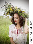 attractive girl in a meadow with a wreath. Стоковое фото, агентство Ingram Publishing / Фотобанк Лори
