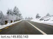 Mountain road with white snow. Стоковое фото, агентство Ingram Publishing / Фотобанк Лори